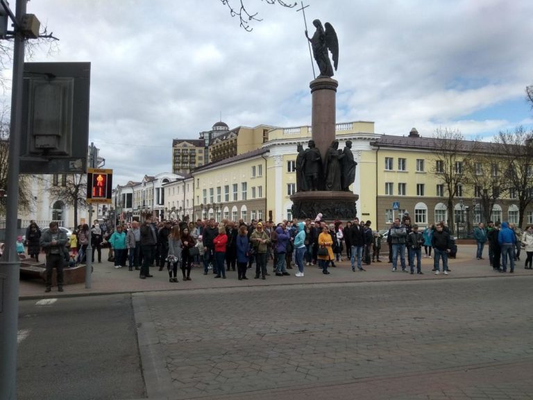 В Бресте проходит шествие против аккумуляторного завода