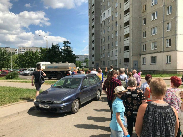 В Минске выстроились очереди за водой. За ними наблюдают “тихари”