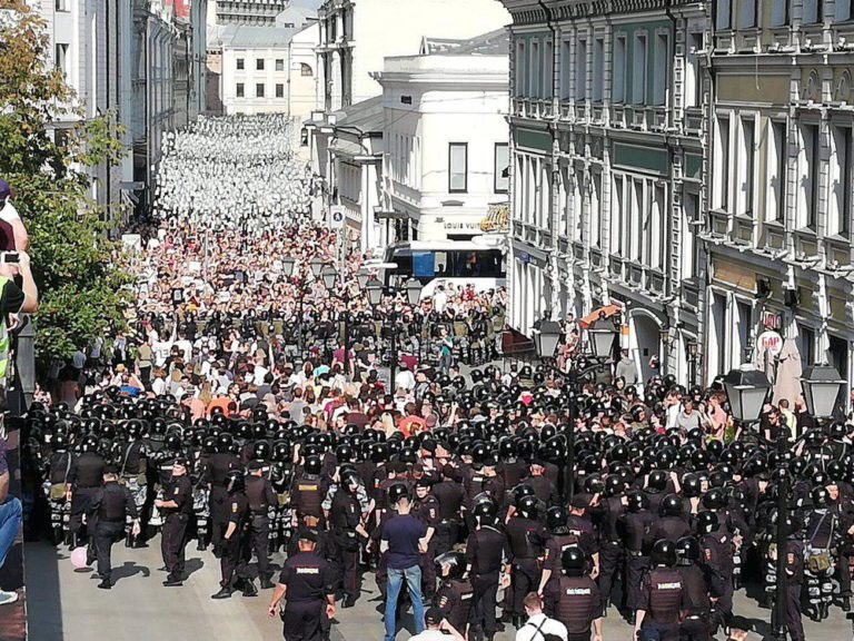 В Москве проходят самые масштабные за многие годы митинги протеста.