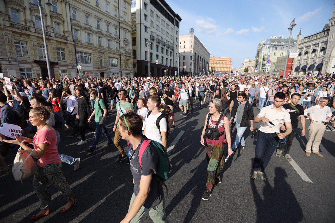 Протесты в Москве. Митинг на Тверской. Москва люди на улице митинг. Толпа митинг. Митинг в москве человек