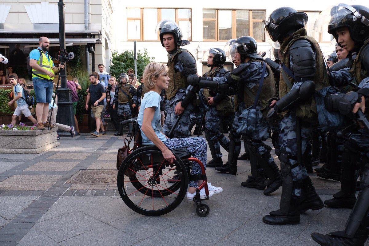 Митинг жен в москве. Митинг инвалидов. Полиция с инвалидами. Полицейский инвалид.
